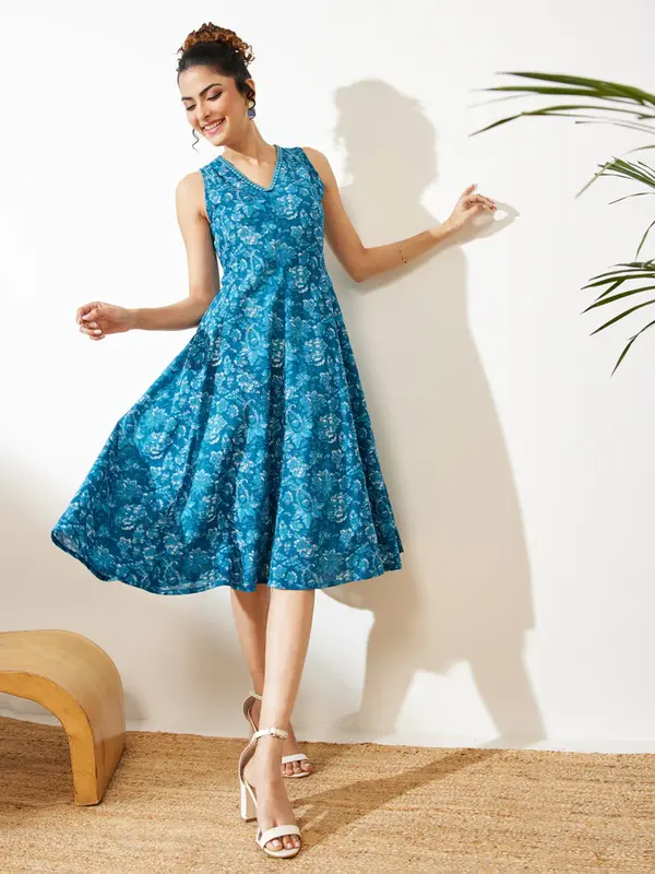 Abito gathered blu navy in puro cotone con stampa floreale