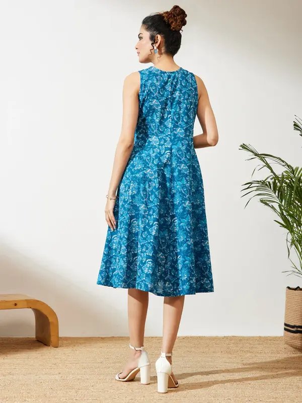 Abito gathered blu navy in puro cotone con stampa floreale