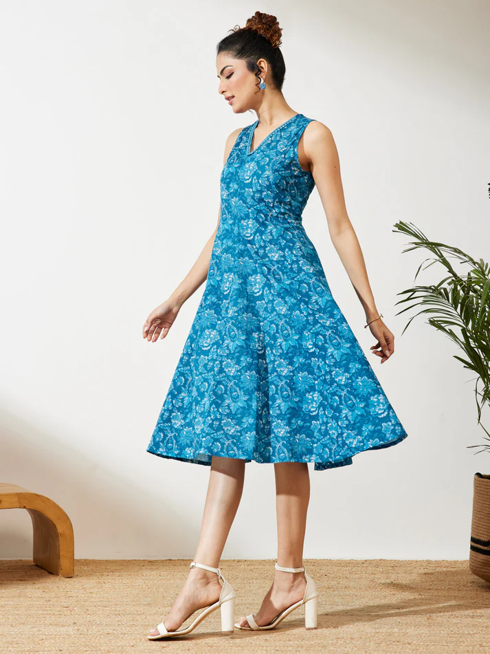 Abito gathered blu navy in puro cotone con stampa floreale