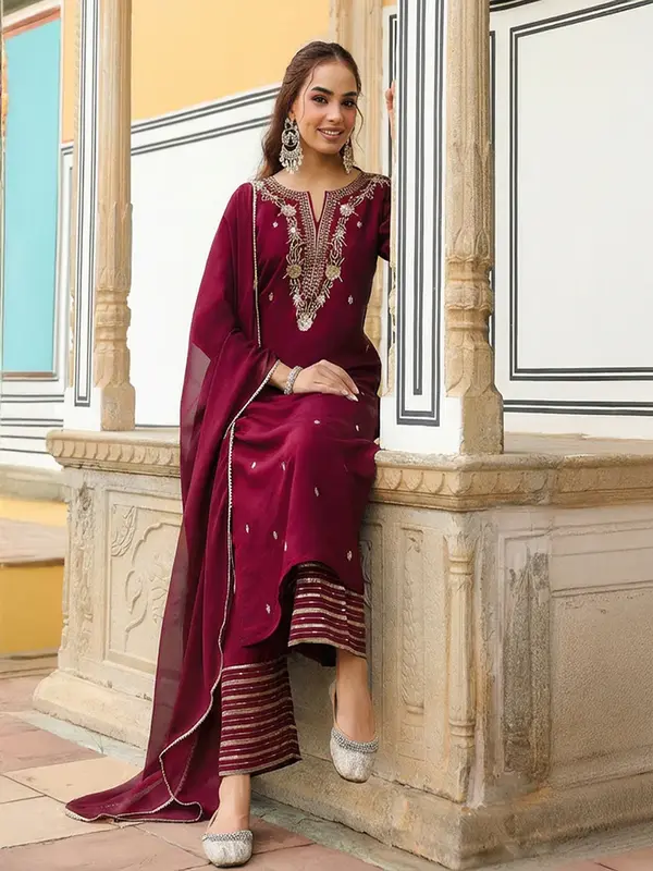 Completo Kurta Dritto in Seta Chanderi Color Marrone con Ricamo Zari, Palazzo e Dupatta – Eleganza Tradizionale - immagine 3