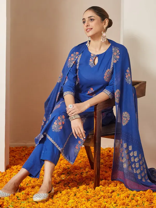 Completo Kurta Dritto Blu Royal in Rayon con Stampa Floreale Oro – Eleganza Etnica Raffinata