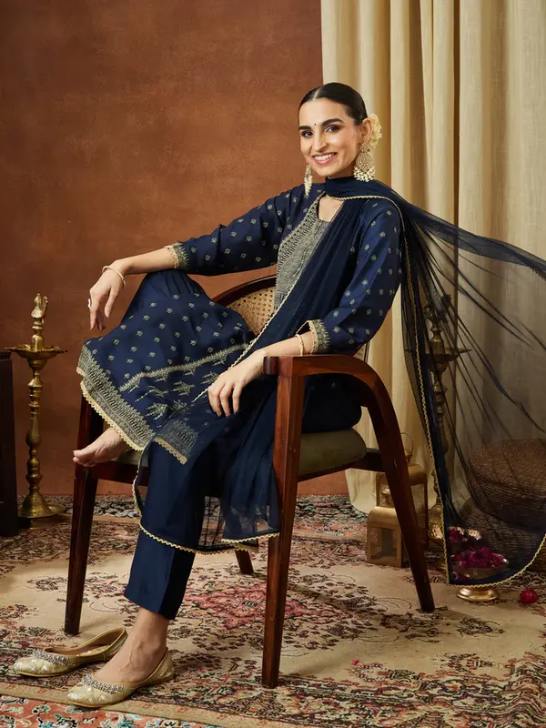 Completo Kurta Dritto Blu Royal in Rayon con Stampa Floreale Oro – Eleganza Etnica Raffinata