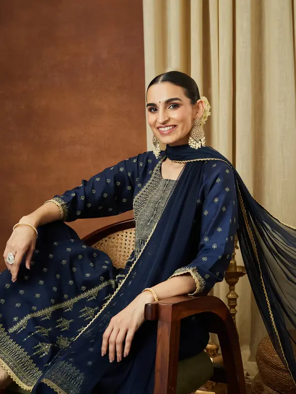 Completo Kurta Dritto Blu Royal in Rayon con Stampa Floreale Oro – Eleganza Etnica Raffinata