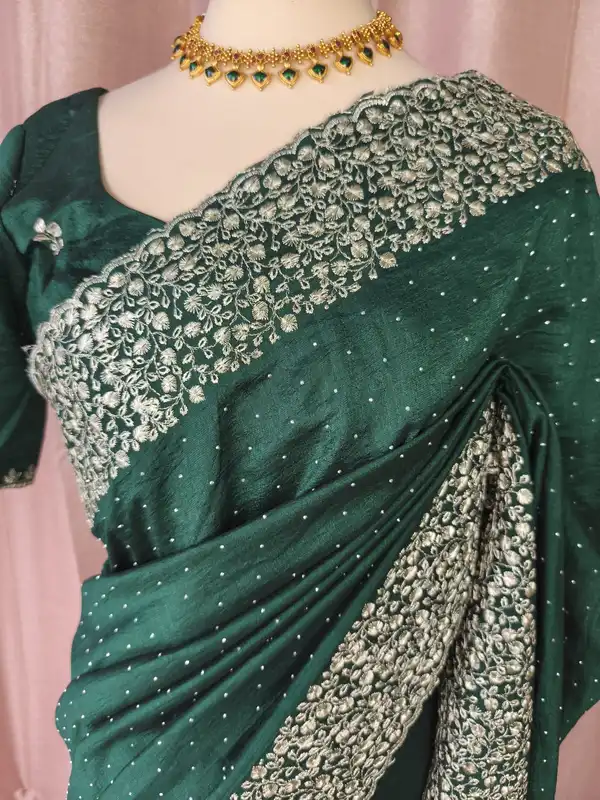 Saree in Vichitra Silk verde smeraldo con ricamo pesante in argento e camicetta pronta abbinata