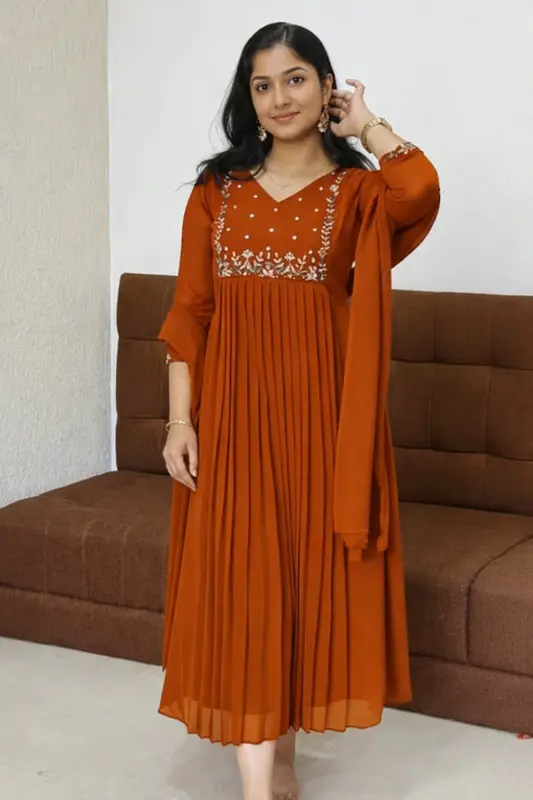 Kurta a trapezio plissettato in arancione mattone con dupatta