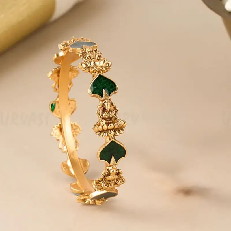 Bracciale tradizionale dorato con pietra verde