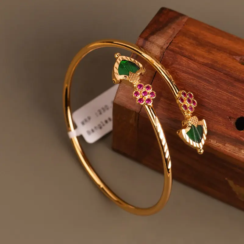 Cuff Bangle Adjustable con raffinato design Palakka – Bracciale dorato elegante da donna
