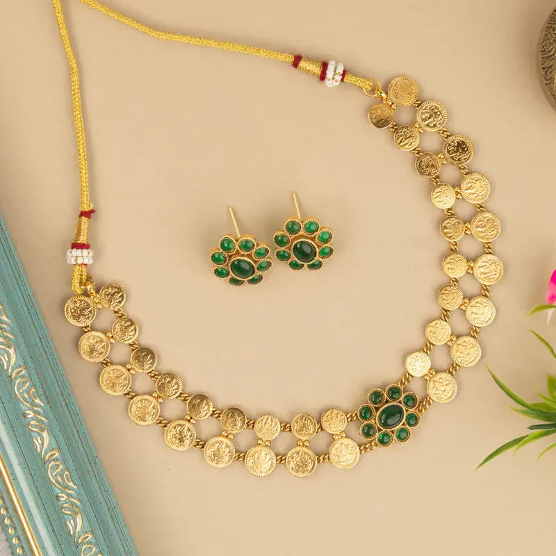 Set Collana Antica con Monete Dorate e Pietre Verdi