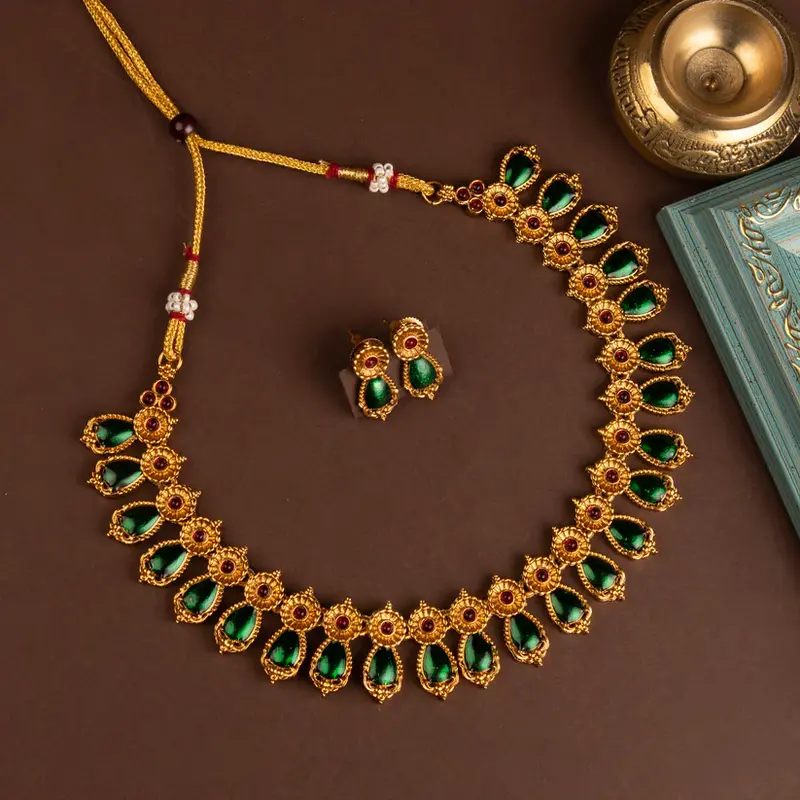 Set Collana Dorata con Pietre Verdi Smeraldo | Palakkamaala