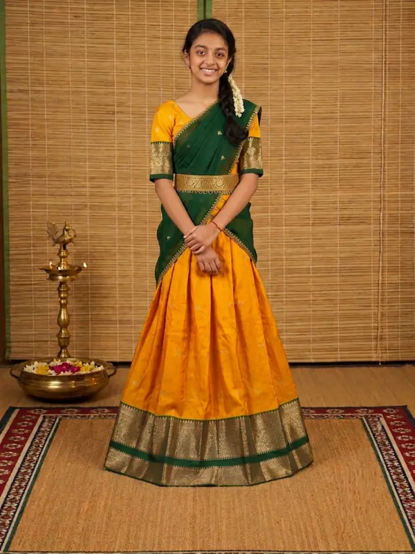 Completo Tradizionale Davani Set / Semi-Banarasi Half-Saree