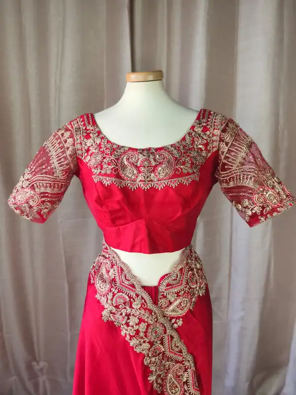 Collezione Luxury Sari – Pure Satin Seta Rosso & Ricamo Camicetta pronta - immagine 5