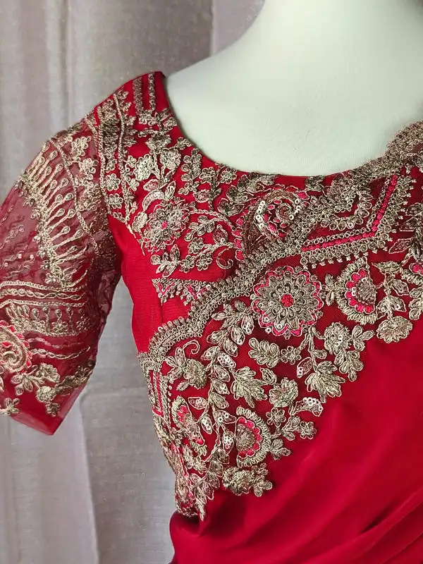 Collezione Luxury Sari – Pure Satin Seta Rosso & Ricamo Camicetta pronta - immagine 3