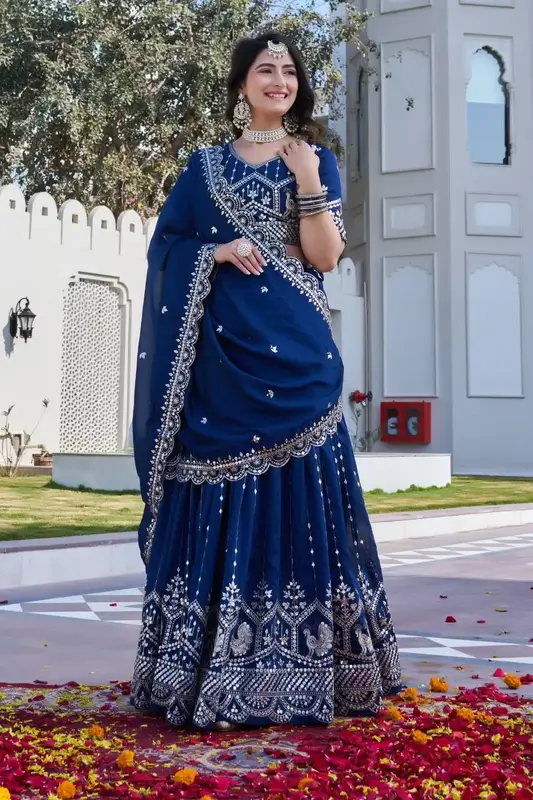 Lehenga Choli in Puro Vichitra Ricamato con Dupatta