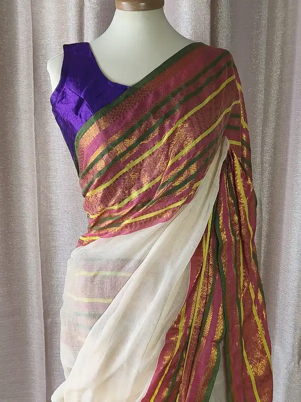 Saree Kerala in Mul Cotton Rosa Sandalo con Elegante Bordo Rosa e Verde Oliva in Zari Dorato