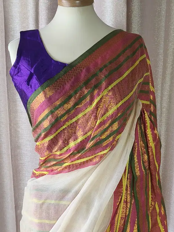 Saree Kerala in Mul Cotton Rosa Sandalo con Elegante Bordo Rosa e Verde Oliva in Zari Dorato