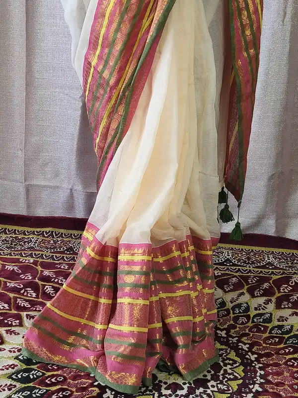 Saree Kerala in Mul Cotton Rosa Sandalo con Elegante Bordo Rosa e Verde Oliva in Zari Dorato