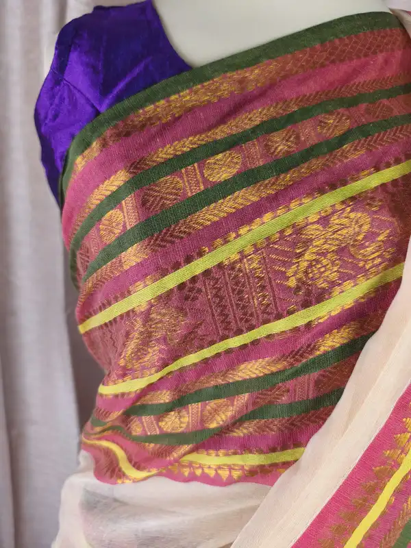 Saree Kerala in Mul Cotton Rosa Sandalo con Elegante Bordo Rosa e Verde Oliva in Zari Dorato
